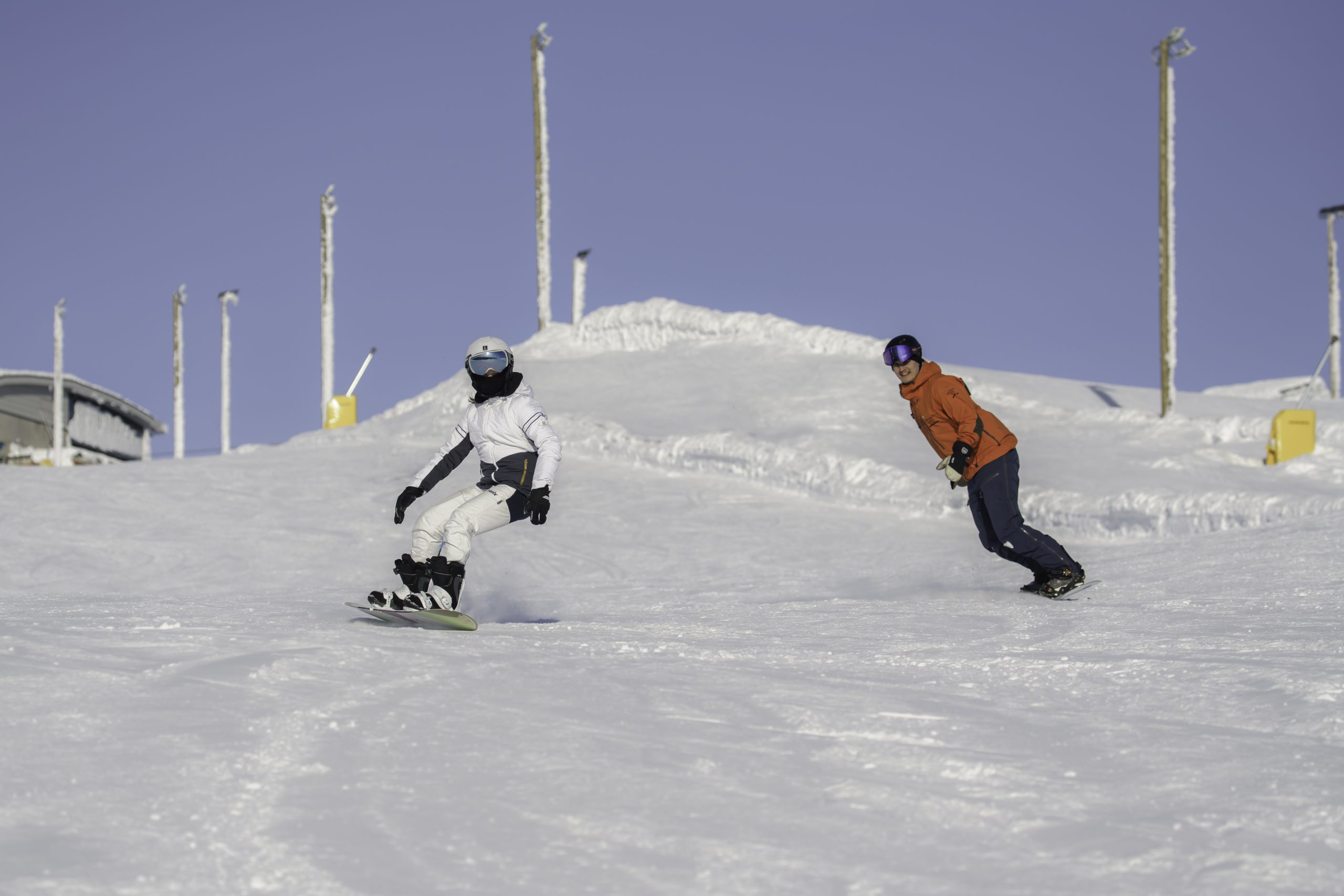 Lumilautailijat Ylläksen rinteessä